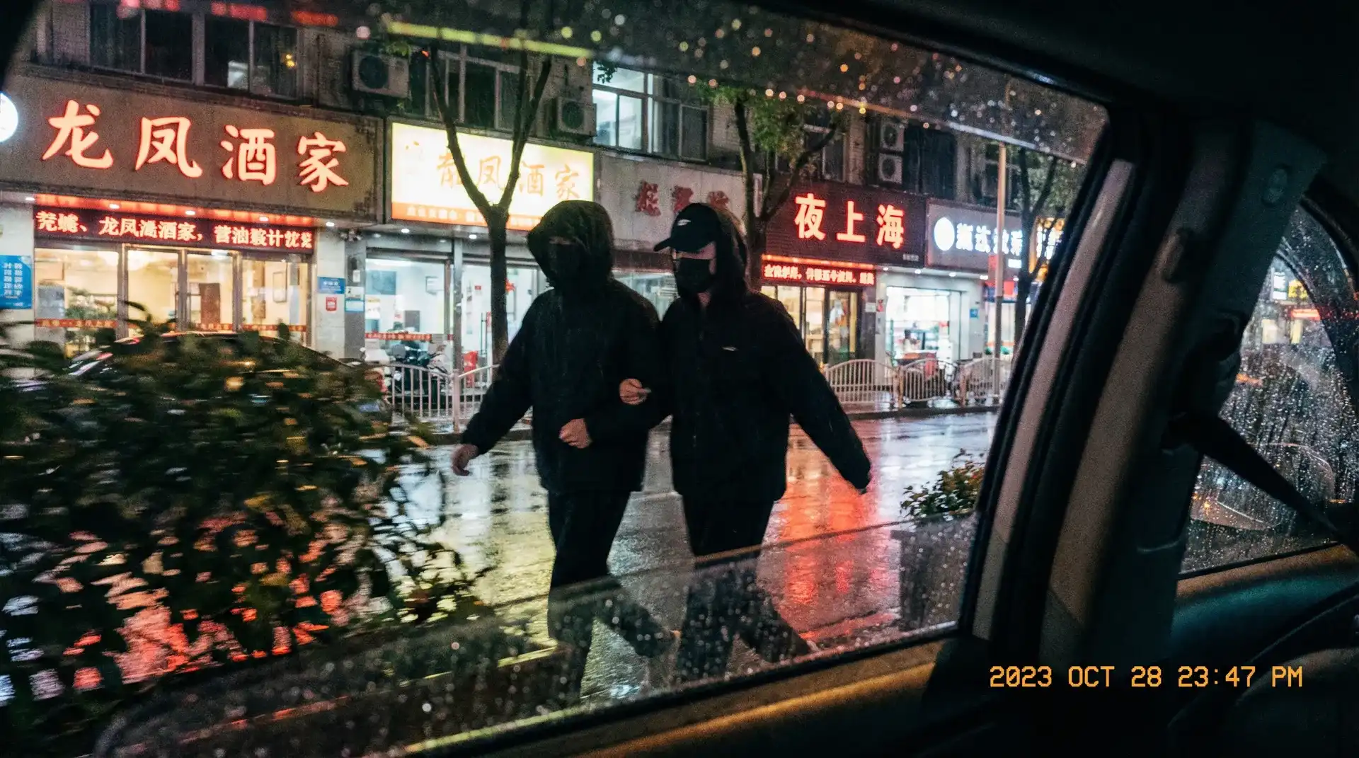 中国大陆十八岁女孩rapper - 顶流明星深夜密会现场抓拍照片